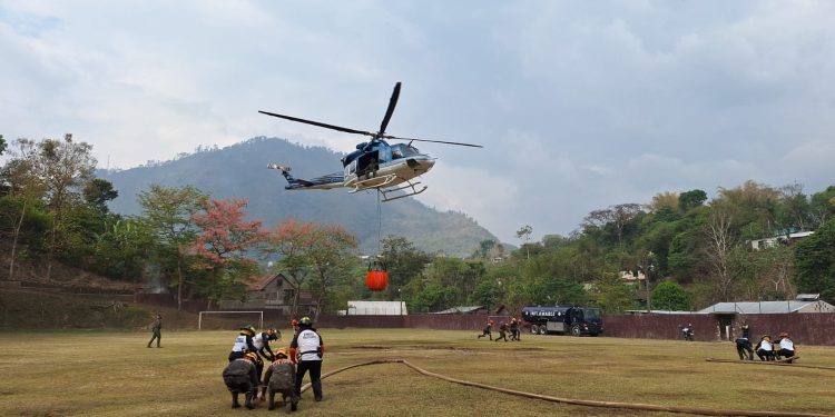 Realizan operaciones aéreas y terrestres para liquidar incendio en el cerro Belenjú, Lanquín