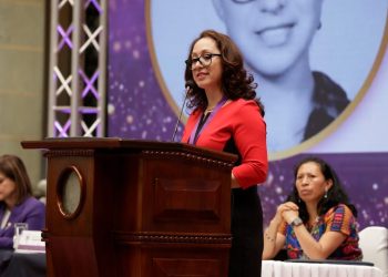 Virginia Laparra recibe la medalla de Orden de Excelencia Laboral