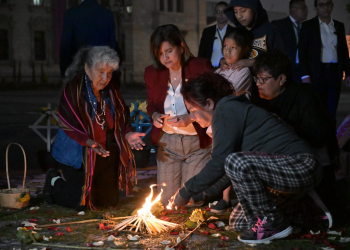 Karin Herrera en ceremonia en el "altar de las niñas". / Foto: Álvaro Interiano.