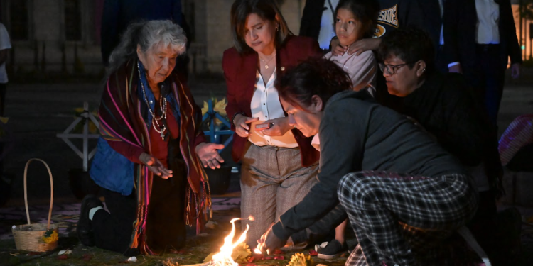 Karin Herrera en ceremonia en el "altar de las niñas". / Foto: Álvaro Interiano.