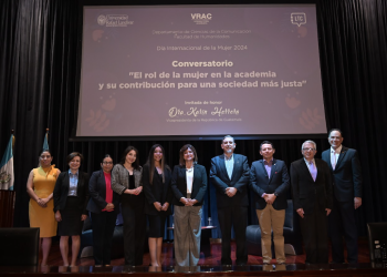 Karin Herrera con mujeres y autoridades de la URL. / Foto: Álvaro Interiano.
