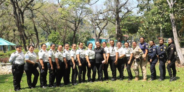 Destacan labor de la mujer policía en Izabal