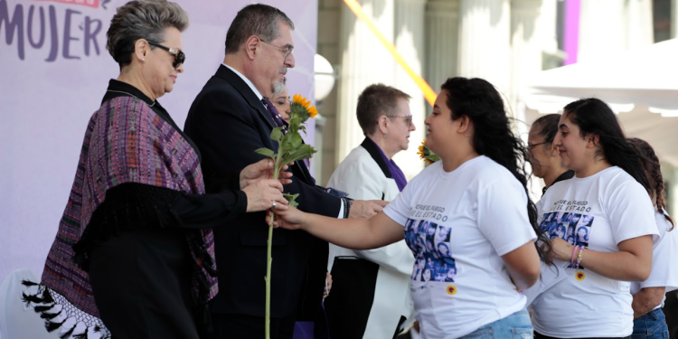 Mujeres agradecieron la apertura hacia ellas en la segunda primavera de Guatemala. / Foto: Noé Pérez.