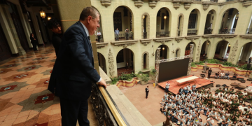 Presidente Bernardo Arévalo saludó a estudiantes que visitaban el Palacio Nacional de la Cultura. / Foto: Daniel Hernández Salazar.