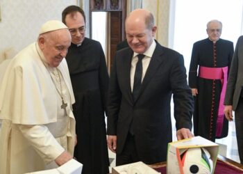 Papa Francisco recibe el balón oficial de la Eurocopa 2024