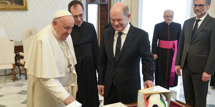 Papa Francisco recibe el balón oficial de la Eurocopa 2024