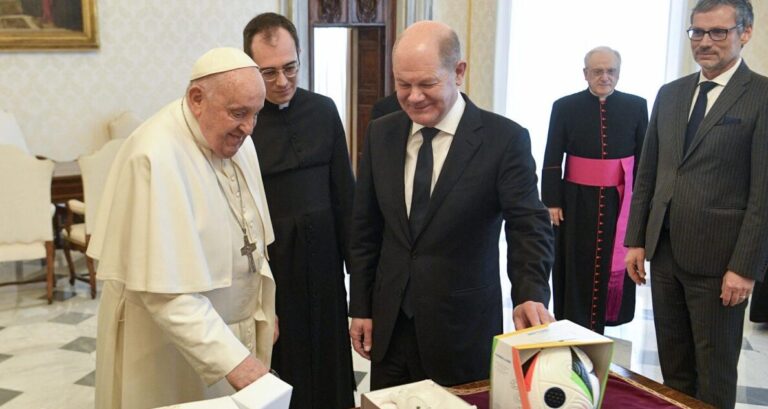 Papa Francisco recibe el balón oficial de la Eurocopa 2