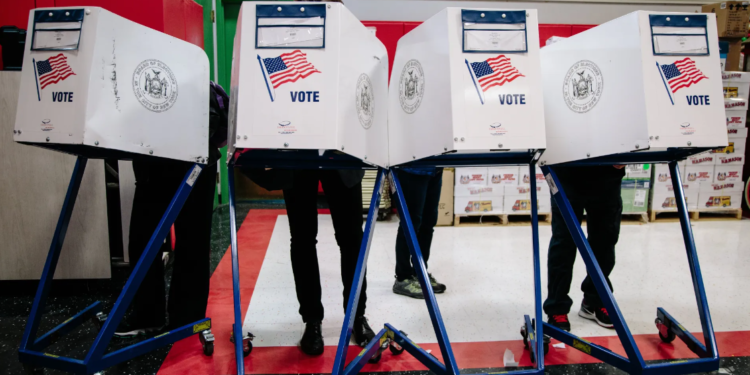 Biden y Trump avanzan como favoritos con su respectivo partido. / Foto: EFE, Alba Vigaray.
