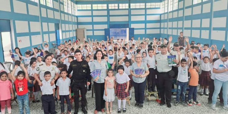 Capacitan a estudiantes sobre prevención del delito en Jutiapa