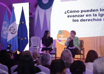 La expresidenta de Chile, Michelle Bachelet, conversó con los invitados al seminario Desde y por Nosotras. /Foto: Dickéns Zamora.