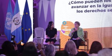 La expresidenta de Chile, Michelle Bachelet, conversó con los invitados al seminario Desde y por Nosotras. /Foto: Dickéns Zamora.