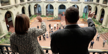 Binomio presidencial saluda a visitantes y recuerda que el Palacio tiene las puertas abiertas