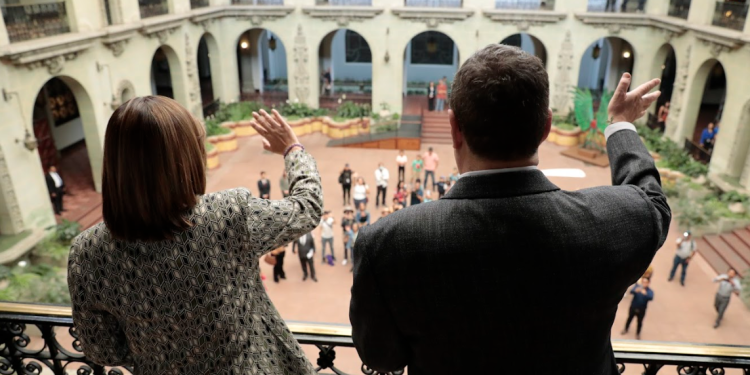 Binomio presidencial saluda a visitantes y recuerda que el Palacio tiene las puertas abiertas