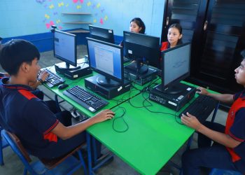 De continuar mejorando la calidad del aire, la comunidad estudiantil podrá regresar a clases presenciales. /Foto: Mineduc