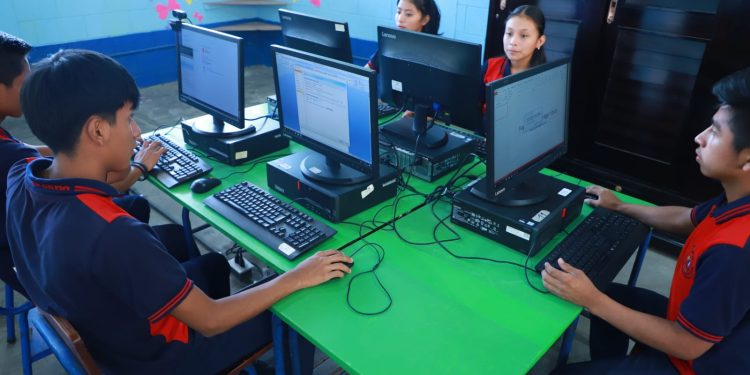 De continuar mejorando la calidad del aire, la comunidad estudiantil podrá regresar a clases presenciales. /Foto: Mineduc