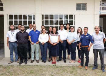 Ministra de Trabajo (centro) junto al personal del Mintrab de Petén. /Foto: Mintrab