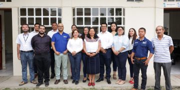 Ministra de Trabajo (centro) junto al personal del Mintrab de Petén. /Foto: Mintrab