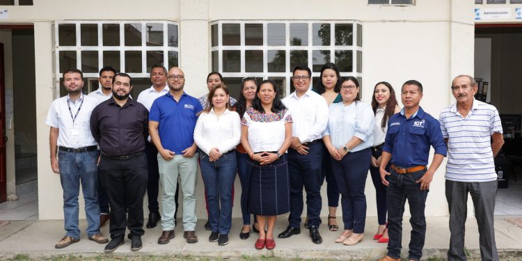 Ministra de Trabajo (centro) junto al personal del Mintrab de Petén. /Foto: Mintrab