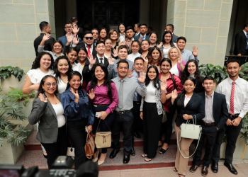 Vicepresidenta Karin Herrera impulsa a jóvenes a seguir estudiando y superarse. / Foto: Noé Pérez.