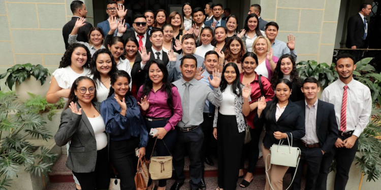 Vicepresidenta Karin Herrera impulsa a jóvenes a seguir estudiando y superarse. / Foto: Noé Pérez.
