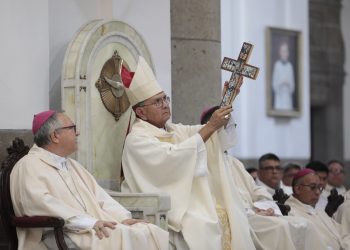 Monseñor Valenzuela levanta la cruz de los mártires durante la misa en conmemoración de la muerte de monseñor Gerardi. /Foto: Noé Pérez.