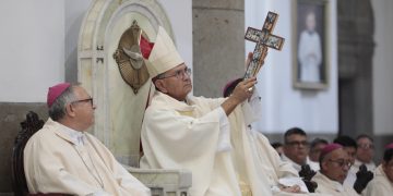 Monseñor Valenzuela levanta la cruz de los mártires durante la misa en conmemoración de la muerte de monseñor Gerardi. /Foto: Noé Pérez.