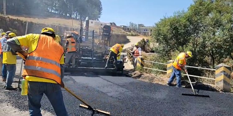 Avanzan los trabajos de mejoramiento de tramo carretero en Sololá
