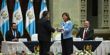 La vicepresidenta Karin Herrera, recibe del ministro del MAGA, Maynor Estrada, la Política Nacional de Riego 2024-2033/ Foto: Alejandro García