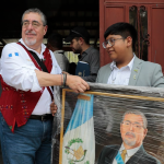 Talentoso huehueteco regala un retrato pintado al presidente Arévalo