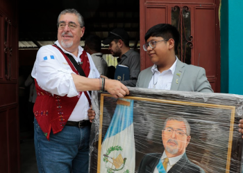 Presidente Arévalo con el talentoso huehueteco. / Foto: Noé Pérez.