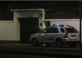 Agentes y militares ecuatorianos a las afueras de la sede de la embajada de México en Quito.