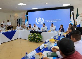 El presidente Bernardo Arévalo con alcaldes de Petén. / Foto: Gilber García.