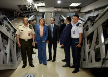 Autoridades en medio de las gradas eléctricas fuera de funcionamiento