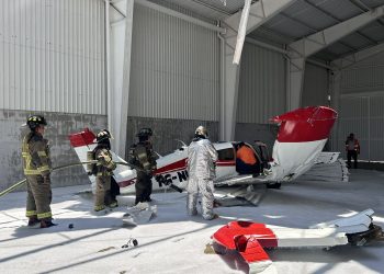 Avioneta se accidenta en un hangar del Aeropuerto La Aurora. Foto: Bomberos Voluntarios.