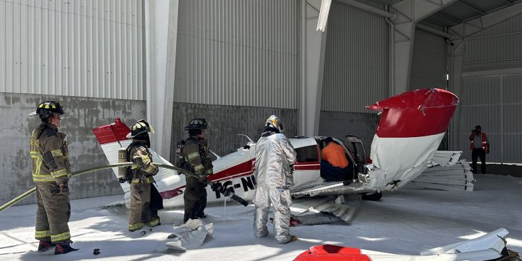 Avioneta se accidenta en un hangar del Aeropuerto La Aurora. Foto: Bomberos Voluntarios.
