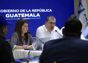 El presidente Bernardo Arévalo se reunió con los alcaldes de Izabal.