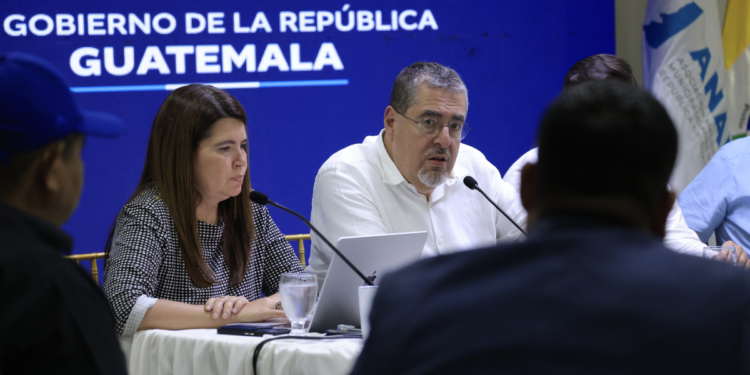El presidente Bernardo Arévalo se reunió con los alcaldes de Izabal.