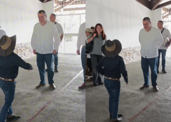 El presidente Bernardo Arévalo a su llegada a Izabal donde fue recibido por un niño.