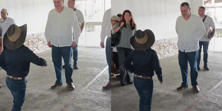 El presidente Bernardo Arévalo a su llegada a Izabal donde fue recibido por un niño.