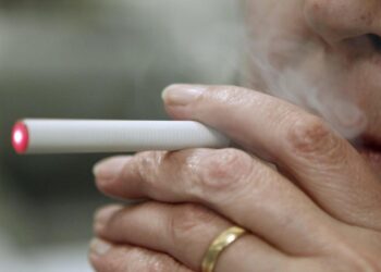 Estudio: Fumar cigarrillos electrónicos eleva el riesgo de insuficiencia cardíaca