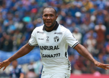 De la mano de Anangonó Comunicaciones se instala en las semifinales del Clausura 2024