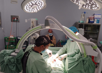 Los médicos lograron corregir el problema de la columna vertebral con éxito.