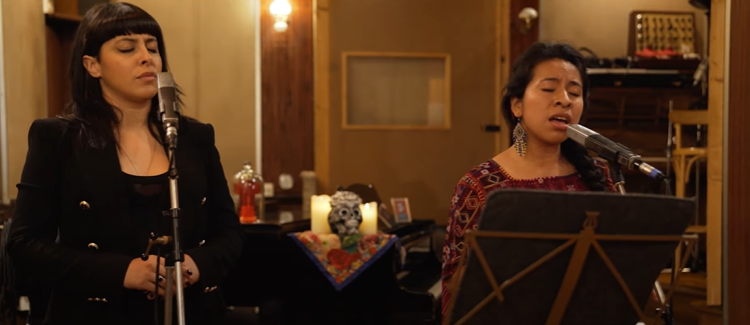 Fille de Feu, nueva joya musical de Sara Curruchich y Carmen María Vega