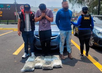 Capturan a dos hombres que transportaban 14 libras de marihuana en la zona 9