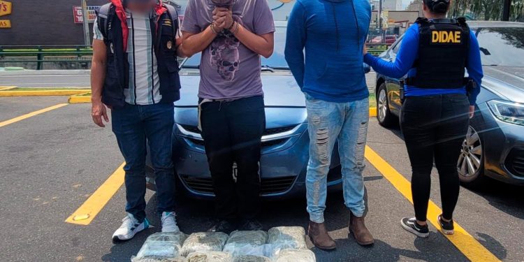 Capturan a dos hombres que transportaban 14 libras de marihuana en la zona 9