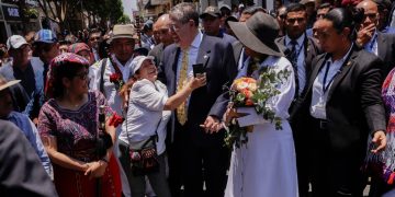 “¡Viva Arévalo!” Guatemaltecos festejan durante caravana de gobierno