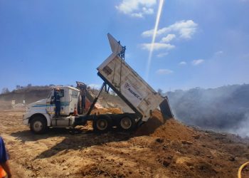 Personal trabaja desde tempranas horas para sofocar el fuego en el vertedero de AMSA. /Foto: Conred