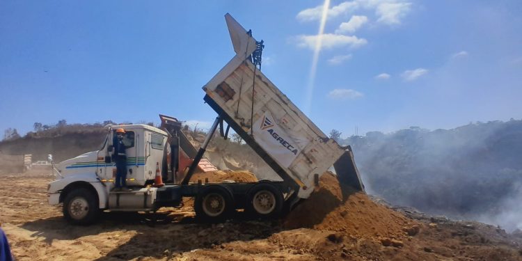 Personal trabaja desde tempranas horas para sofocar el fuego en el vertedero de AMSA. /Foto: Conred