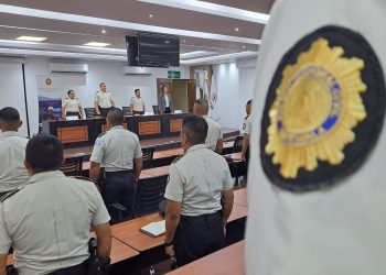 Cruz Roja imparte curso de principios humanitarios a agentes de la PNC