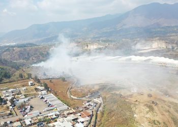 Sistema Conred logra el 90 % de control y 80 % de liquidación de incendio en el vertedero de AMSA